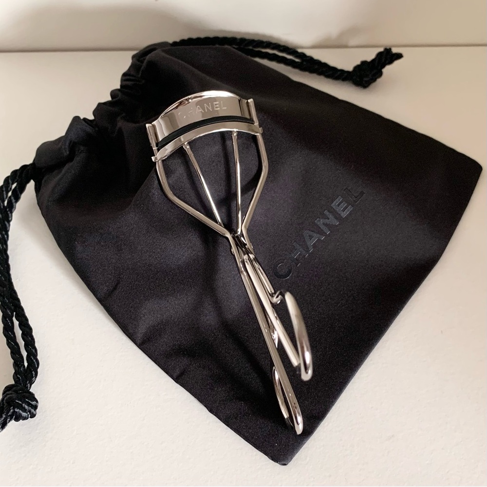 Hold NWOT Chanel eyelash curler with drawstring dust pouch - Picture 13 of 16